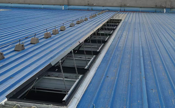 某城市大型商业综合体中庭吐鲁番排烟窗工程